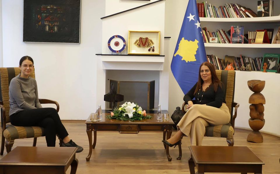 Dumoshi i jep përkrahje olimpistes Rita Zeqiri për garën e triatlonit