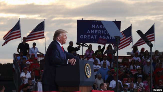 Trump sfidon udhëzimet për COVID-in, mban tubim