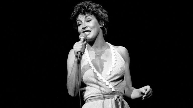Vdes në moshën 78 vjeçare këngëtarja Helen Reddy