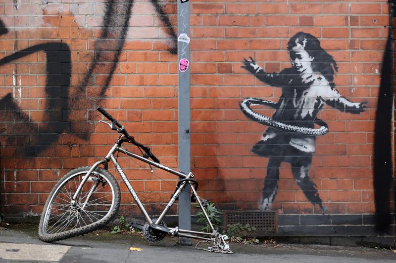 Grafiti i vajzës me rreth beli – punim i artistit të mirënjohur Banksy