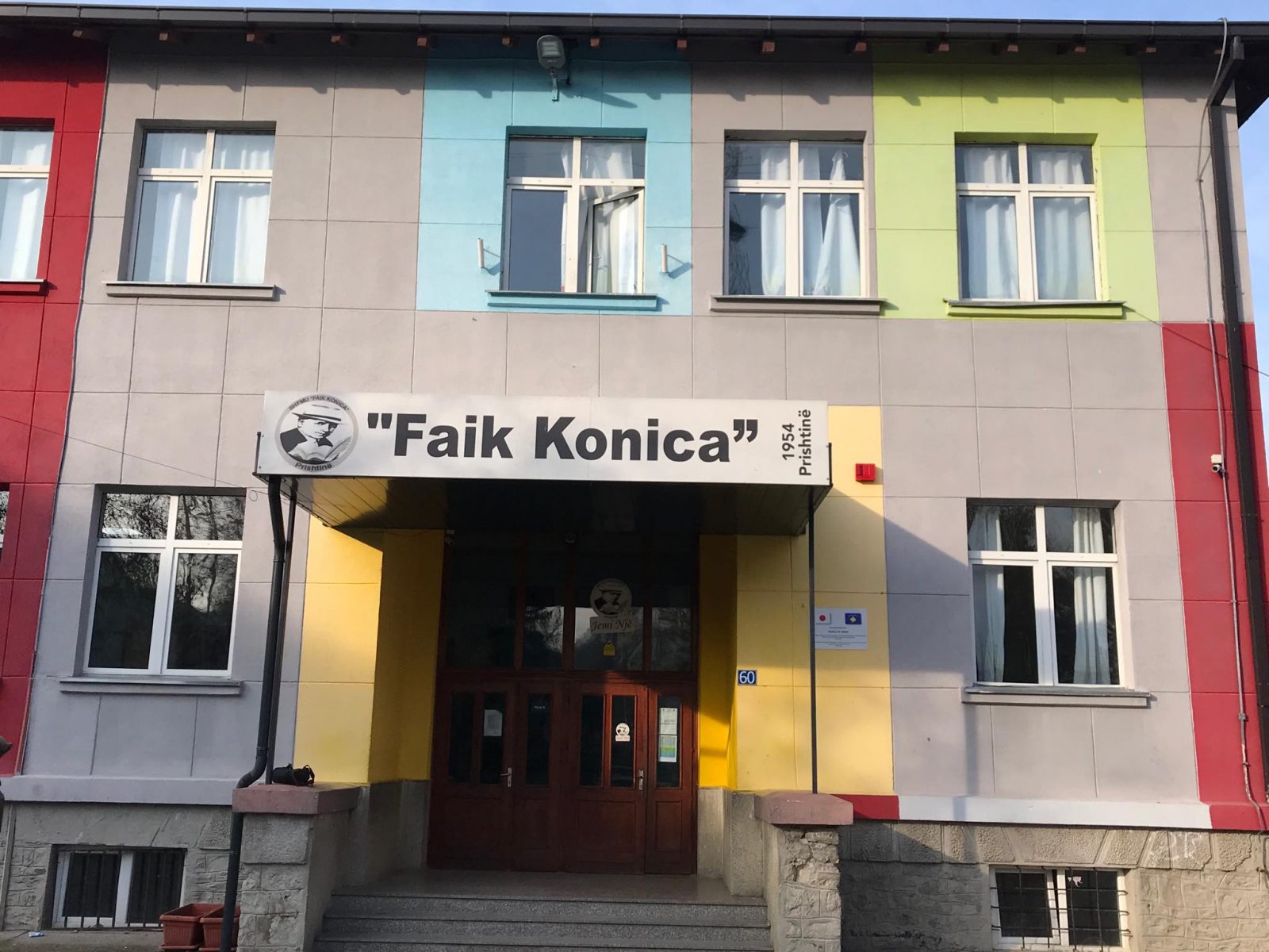 Shtatë raste me COVID-19, edhe “Faik Konica” kalon në mësim online