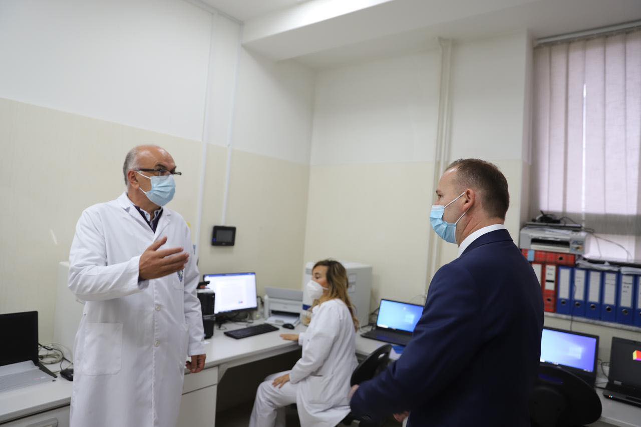 Zemaj: Në IKSHPK janë shtuar edhe dy aparatura për kryerjen e testeve PCR për COVID-19