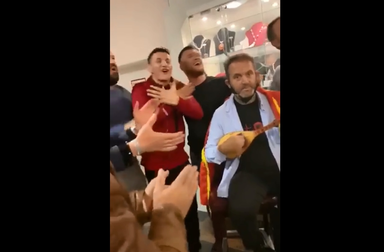 Kampioni Robin Krasniqi feston me këngë patriotike (VIDEO)