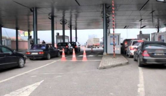 Pritje të gjata në pikën kufitare Dheu i Bardhë