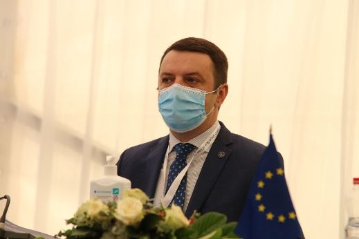 Ministri Selimi njofton se është dënuar për mosrespektim të masave kundër pandemisë