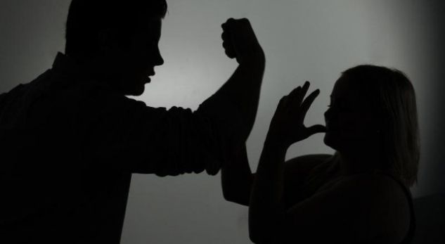 Burri e rrah gruan, xhelozoi për këngëtarin Sinan Hoxhën