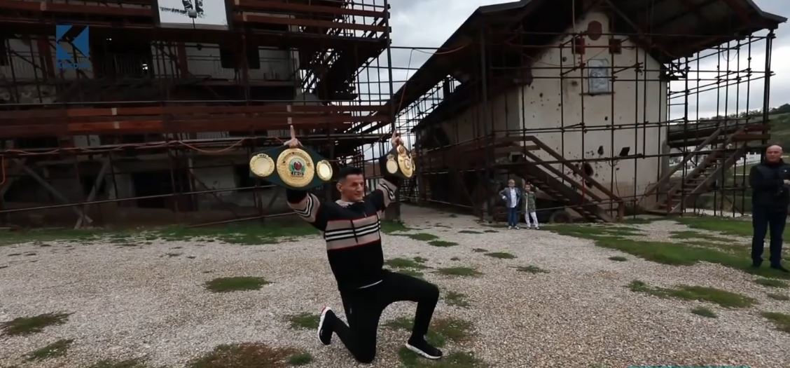 "Bac u kry", kampioni i botës Haxhi Krasniqi viziton Prekazin (VIDEO)