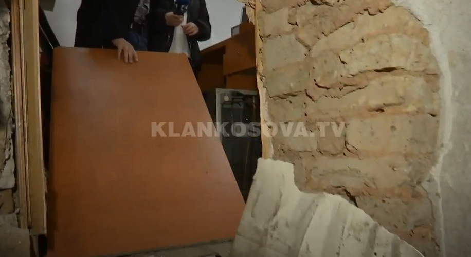 Pronari tregon se si arritën hajnat të thyejnë murin e argjendarisë dhe të marrin kasafortën në Shtime (VIDEO)