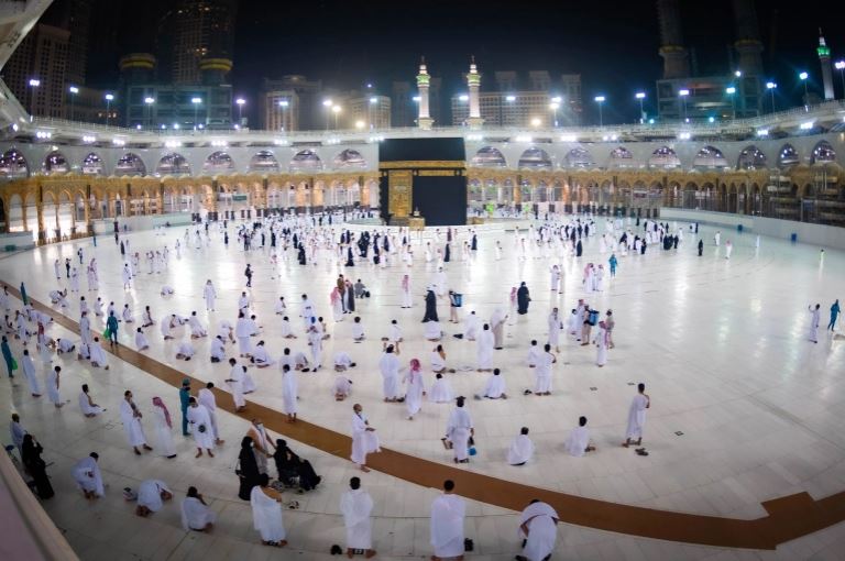 Pelegrinët kthehen në Mekë pasi Arabia Saudite lehtëson masat për COVID-19