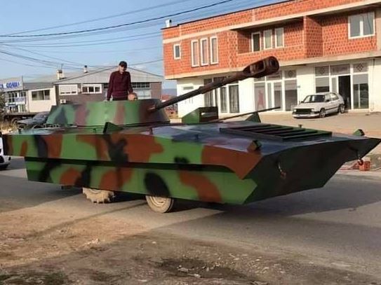 Prodhohet një tank në Komoran