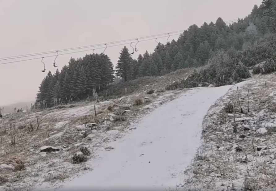 Bora zbardh Brezovicën (VIDEO)