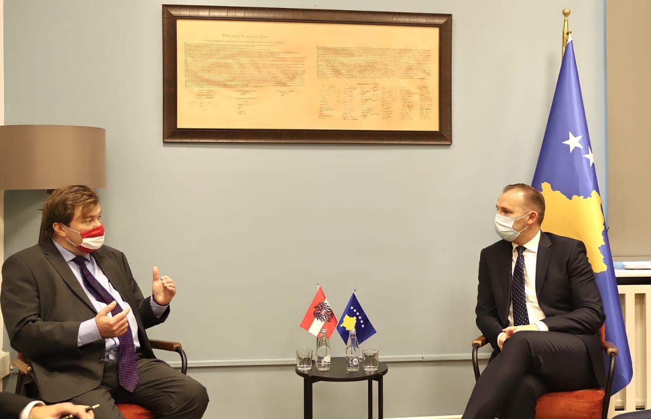 Zemaj takohet me ambasadorin austriak, flasin për situatën epidemiologjike
