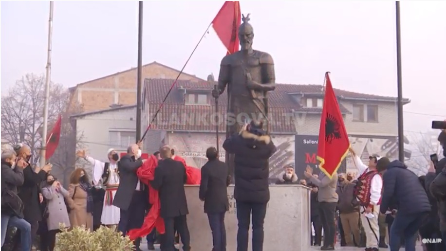 Skulptori akuzon kritikuesit për mungesë të shijes artistike (VIDEO)