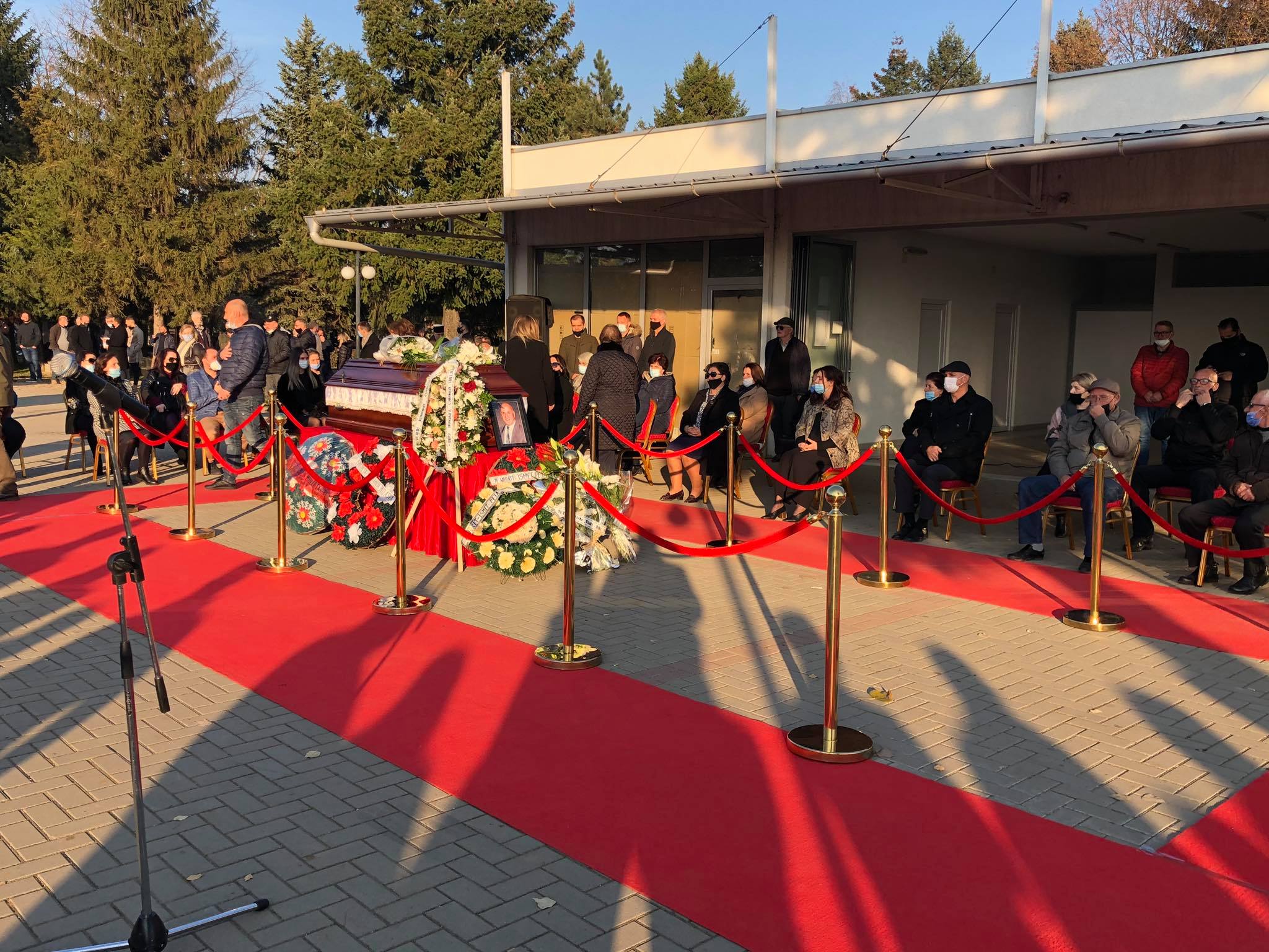 Ish-kolegë artistë, politikanë e miq mblidhen për t'i dhënë lamtumirën e fundit, këngëtarit Ismet Peja