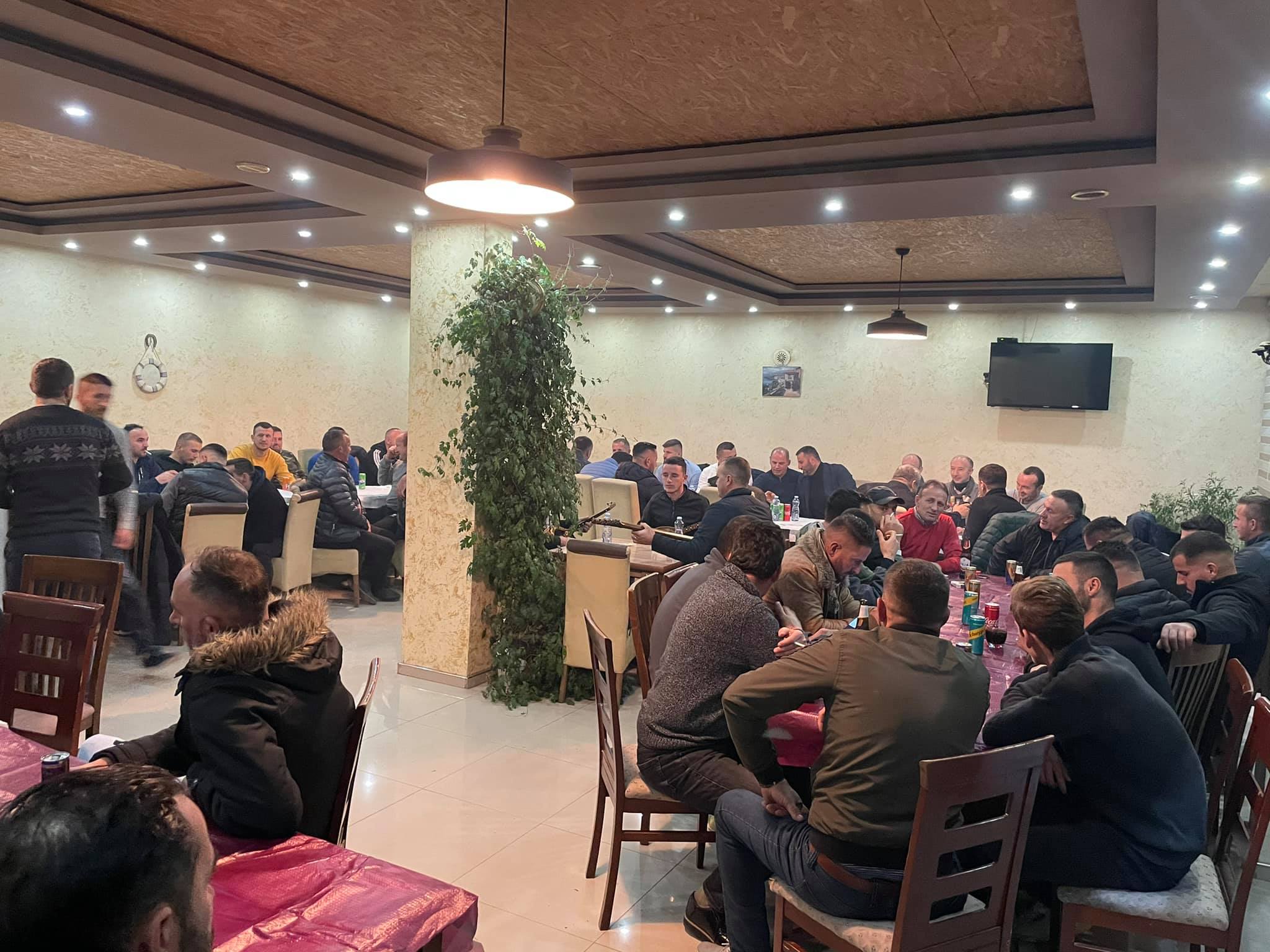 Mblidhet nëndega e PDK-së në Arllat - nuk respektohen masat anti-pandemi (FOTO)