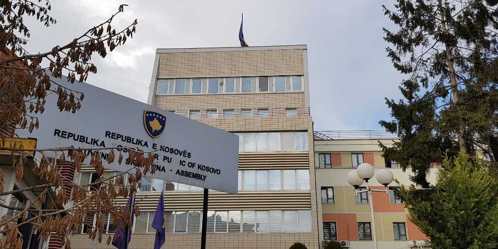 Ndizet alarmi në Kuvendin e Kosovës (VIDEO)