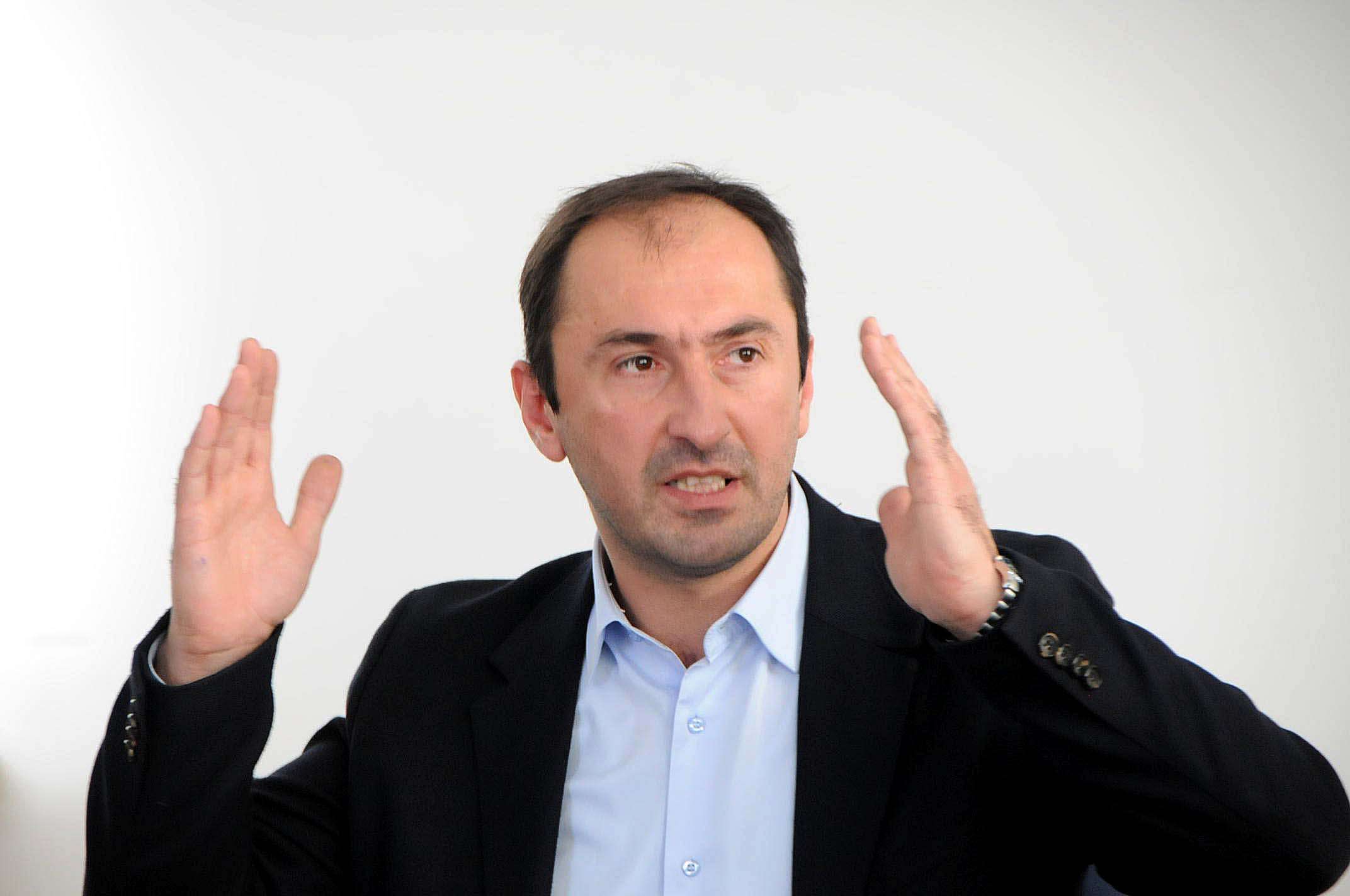 Aliu (VV): Kosova të rishikojë çështjen e negociatave me Serbinë
