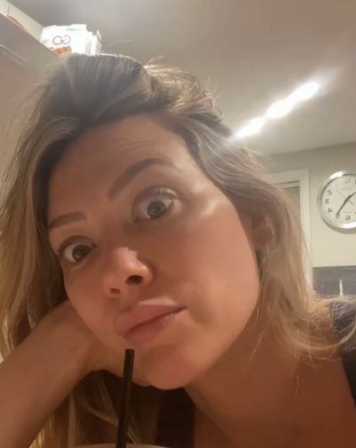 Burri i Hilary Duff argëton fëmijët teksa ajo karantinohet ne bodrum