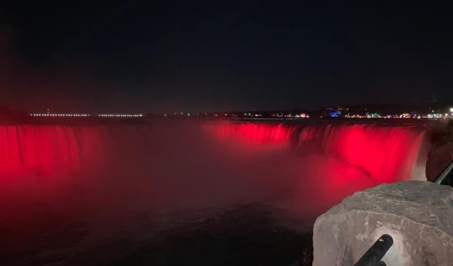 ​Ujëvara e Niagarës ndriçohet kuqezi