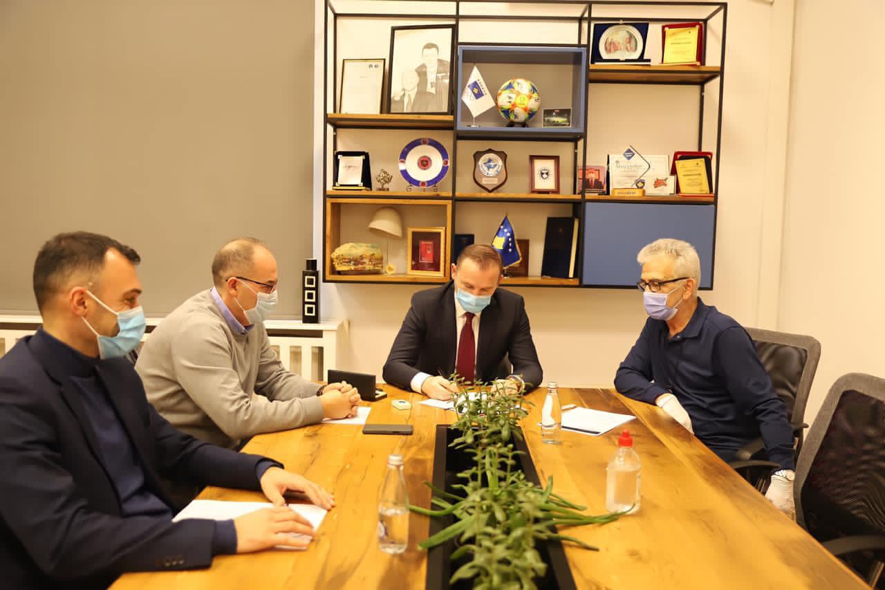 Kosova zyrtarisht aplikon për sigurimin e vaksinës kundër COVID-19