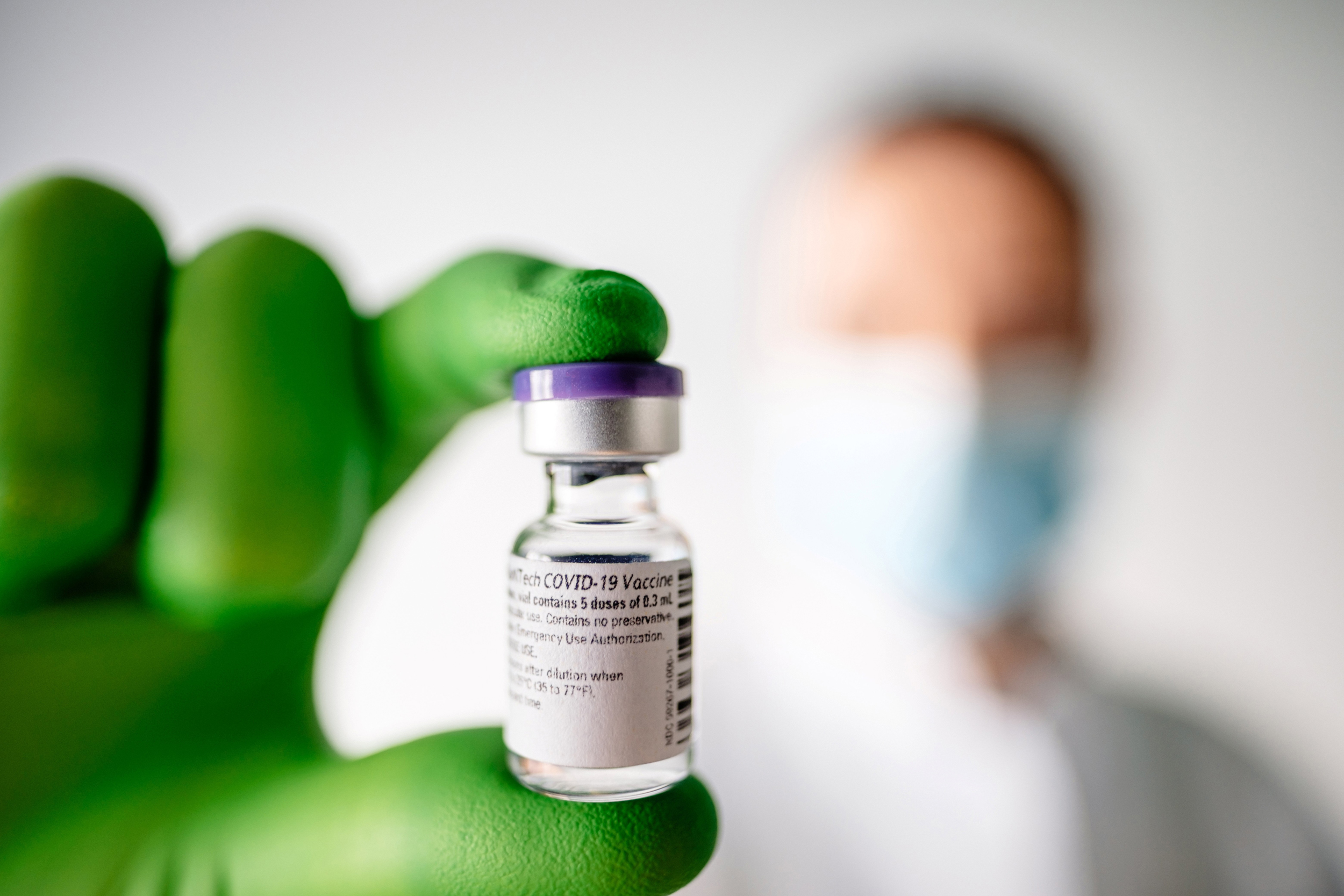 Japonia me më shumë doza të vaksinës Pfizer për të imunizuar të moshuarit