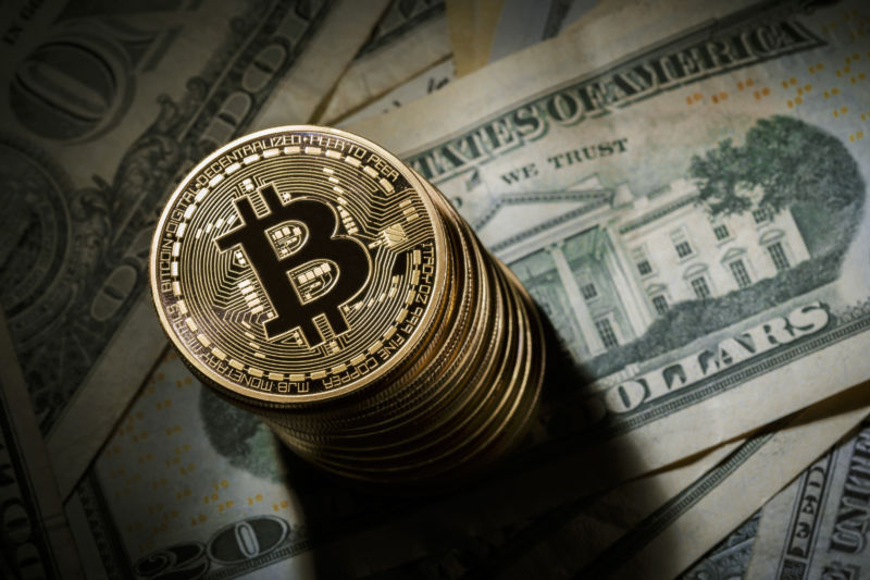 Bitcoin mbi nivelin 20.000 dollarë, për herë të parë në histori