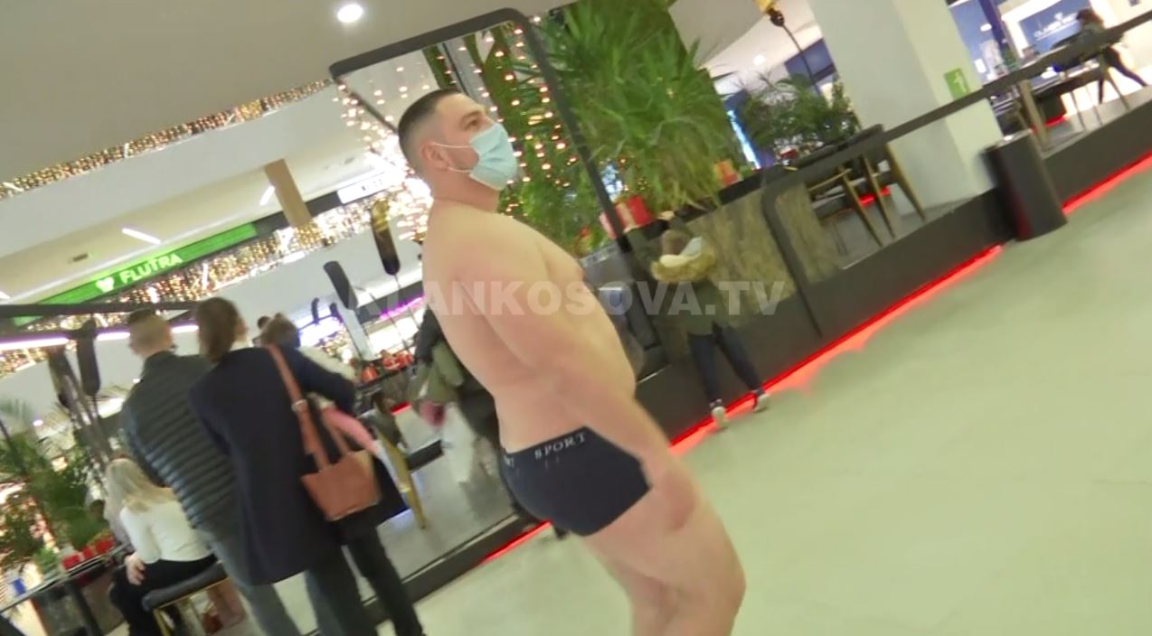 A do të zhvisheshit edhe ju për ta fituar një televizor? (VIDEO)