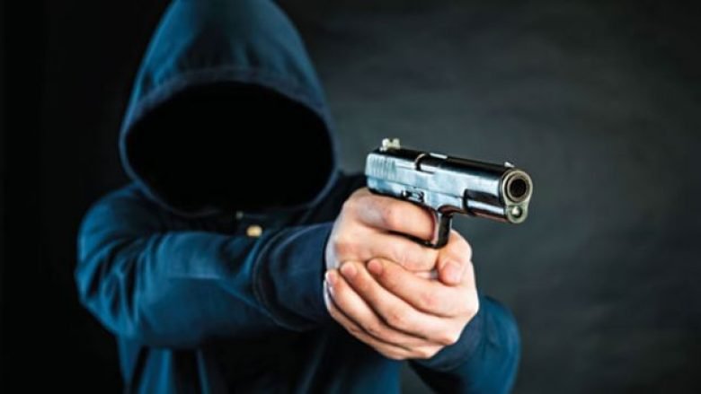Një burrë raporton në polici se u grabit nga persona të armatosur në Fushë Kosovë