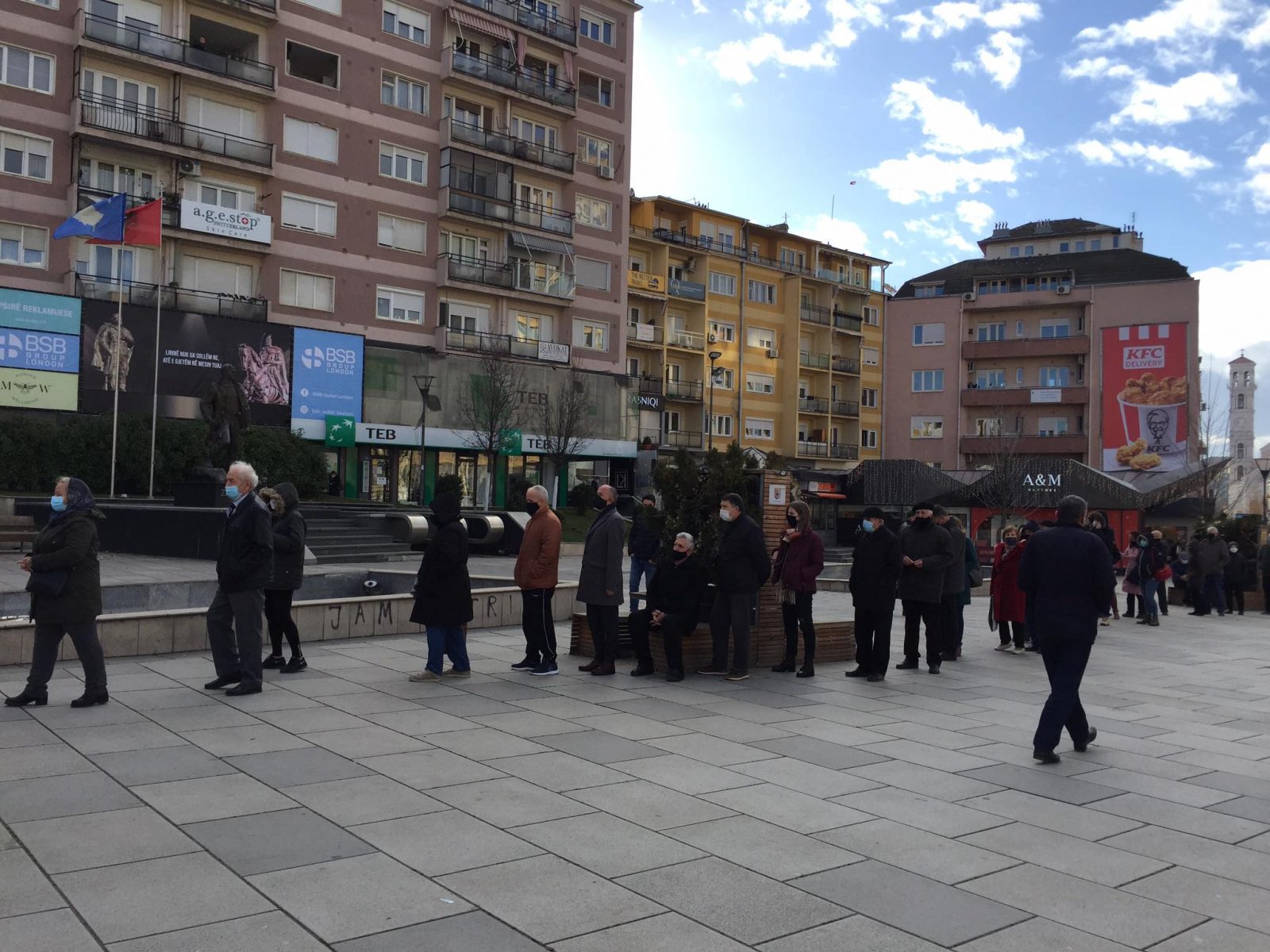 Radhë të qytetarëve në "Zahir Pajaziti" në pritje për t`u testuar (FOTO)