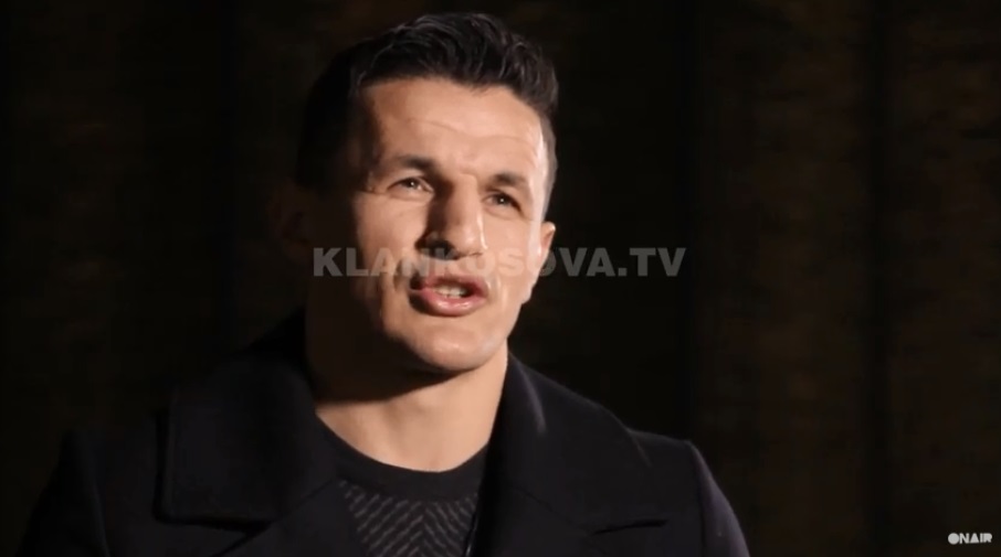 Dedikimi i titullit të botës për Adem Jasharin nga Robin Krasniqi (VIDEO)