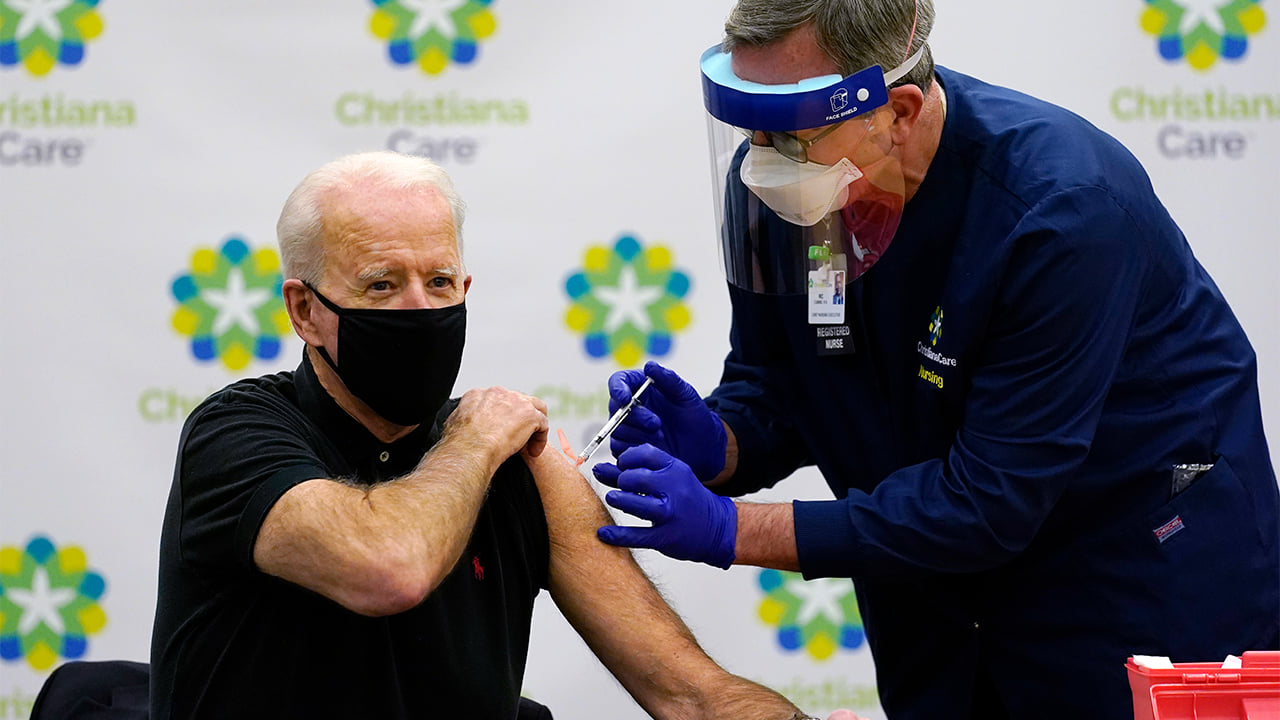 Joe Biden e merr dozën e dytë të vaksinës anti-COVID 19 para kamerave