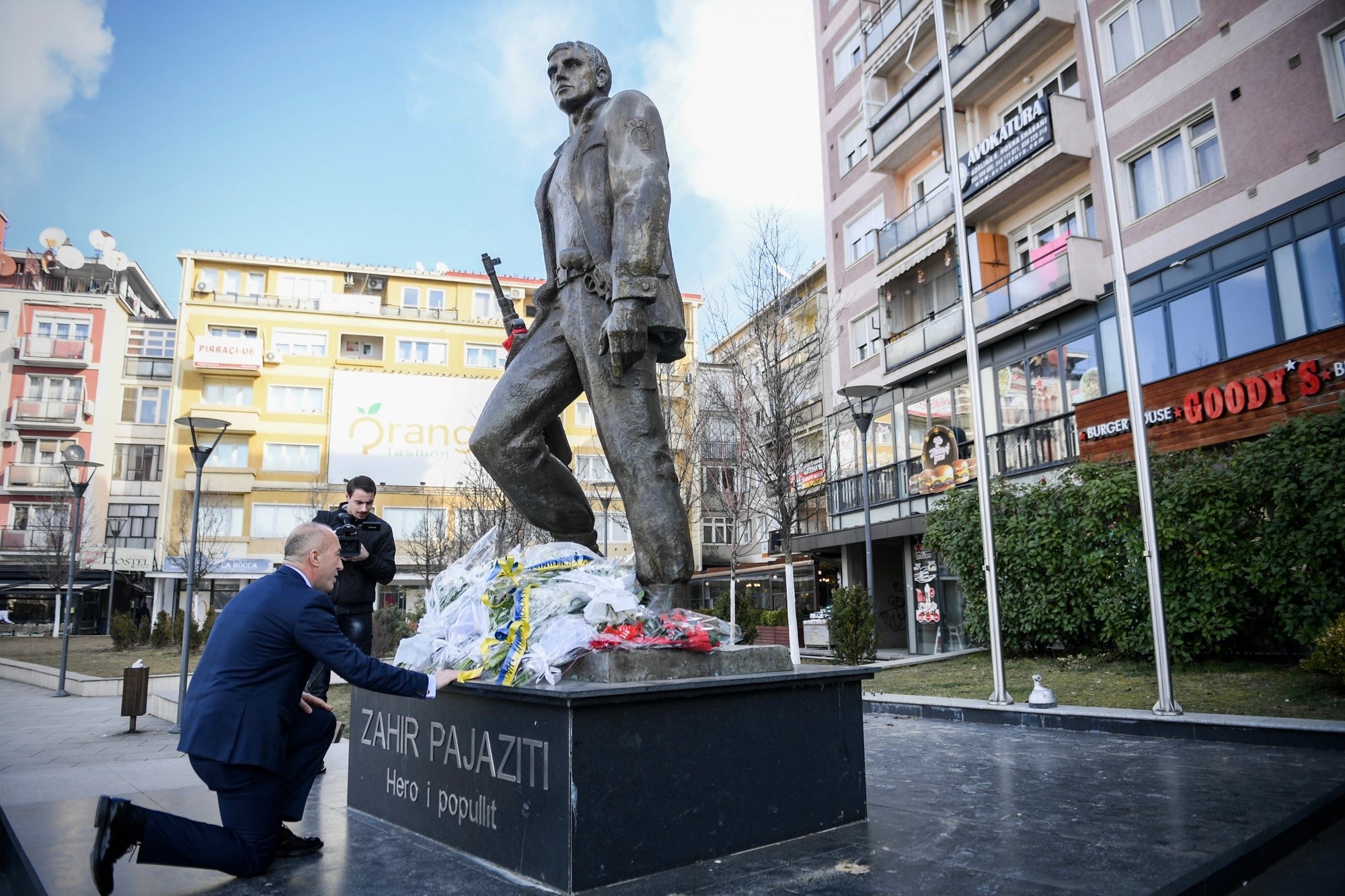 ARKIV: Ramush Haradinaj bën homazhe te shtatorja e heroit Zahir Pajaziti
