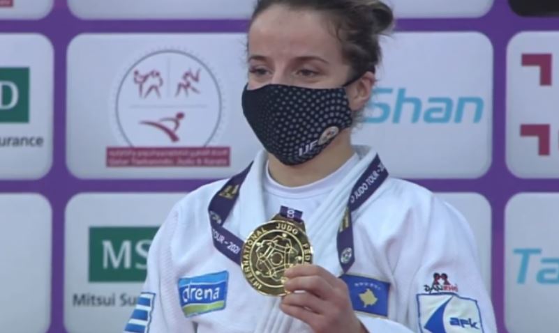 Ambasada e SHBA-ve në Kosovë uron Distria Krasniqin për medaljen e artë