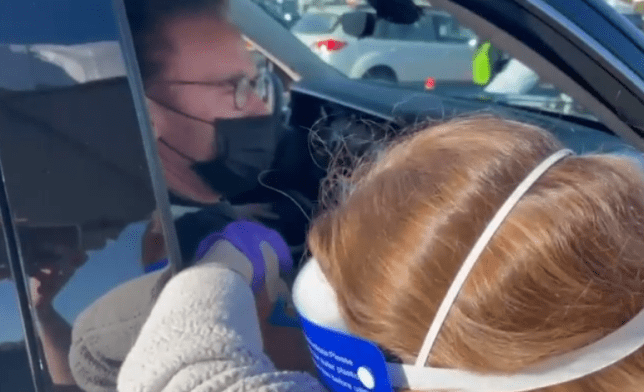 Arnold Schwarzenegger merr vaksinën kundër COVID-19 (VIDEO)