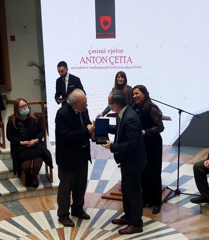 Frrok Kristaj nderohet me çmimin "Anton Çetta" (FOTO)