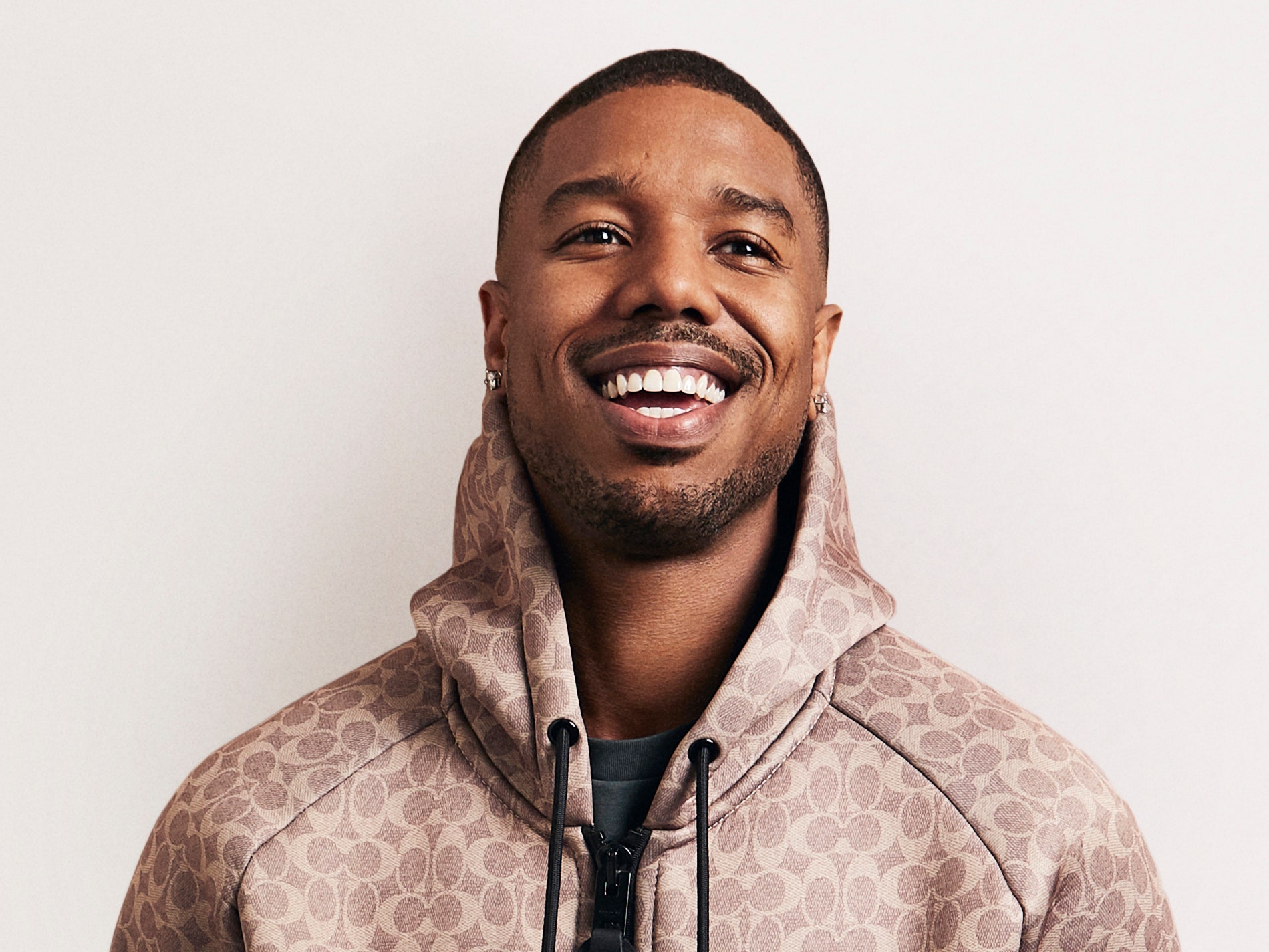 Michael B. Jordan konfirmon lidhjen e re (FOTO)