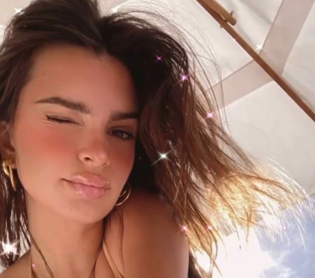 Emily vë në pah barkun e rrumbullakosur në plazh (FOTO)