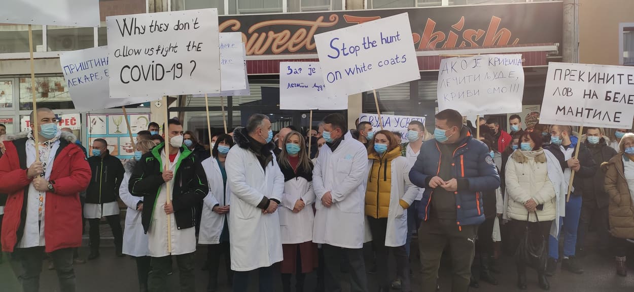 Punëtorët shëndetësorë protestojnë në veri: Ndaloni gjuetinë ndaj mantelbardhëve