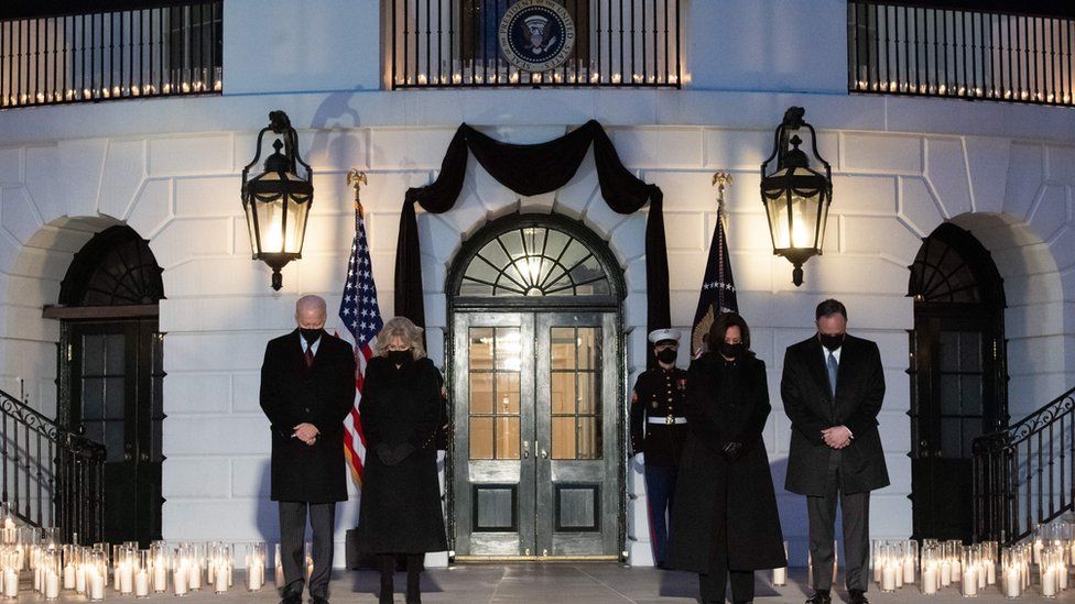 Biden bën homazhe për 500 mijë viktimat amerikane të koronavirusit