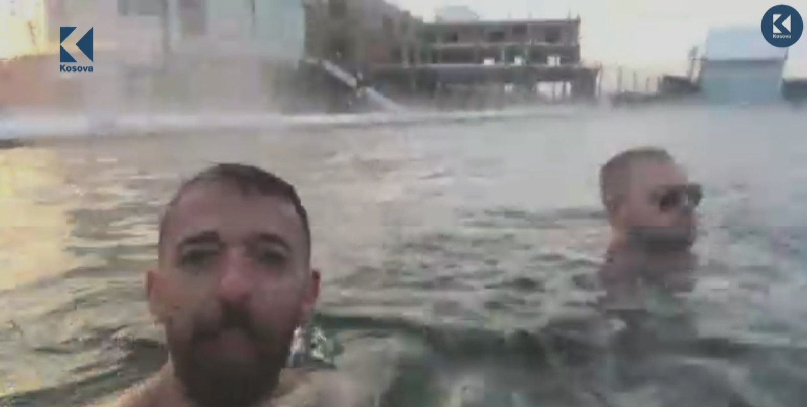 Gazetari Milot Hasimja sfidon të ftohtit në ditën e zgjedhjeve (VIDEO)