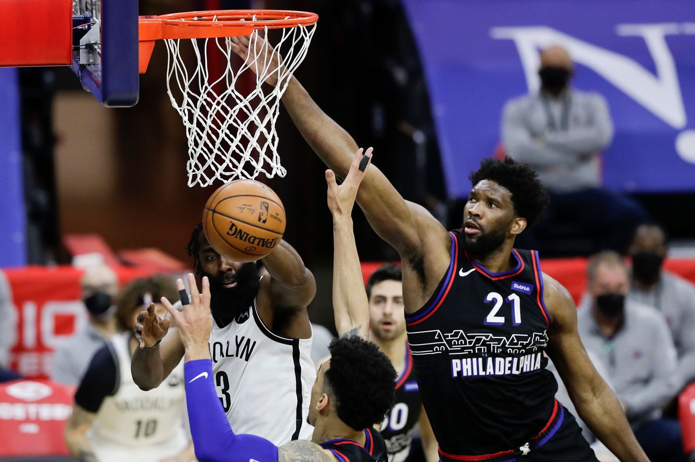 Sixers rrëmbejnë derbin nga Nets, James tregon dhëmbët ndaj Pistons (VIDEO)