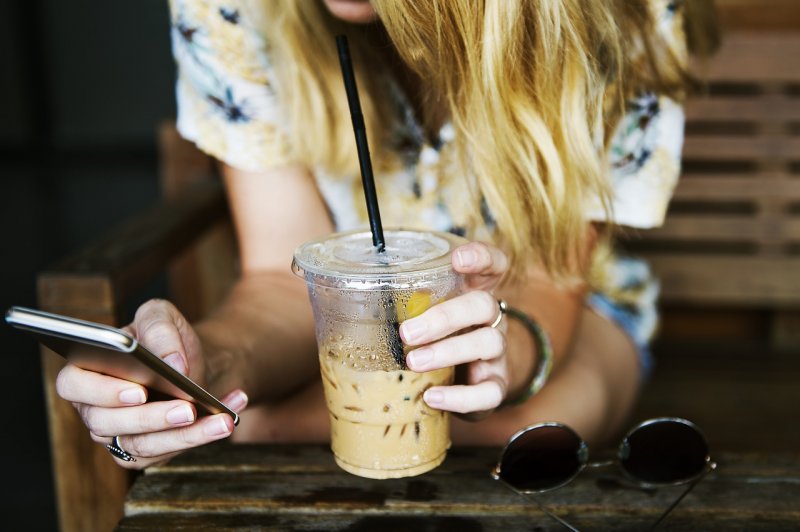 Si i rrezikojnë rrjetet sociale adoleshentet?