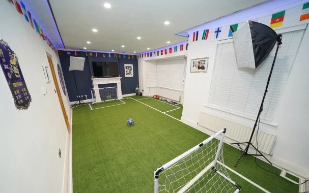 Tifozi e shndërron sallonin në fushë futbolli (FOTO)