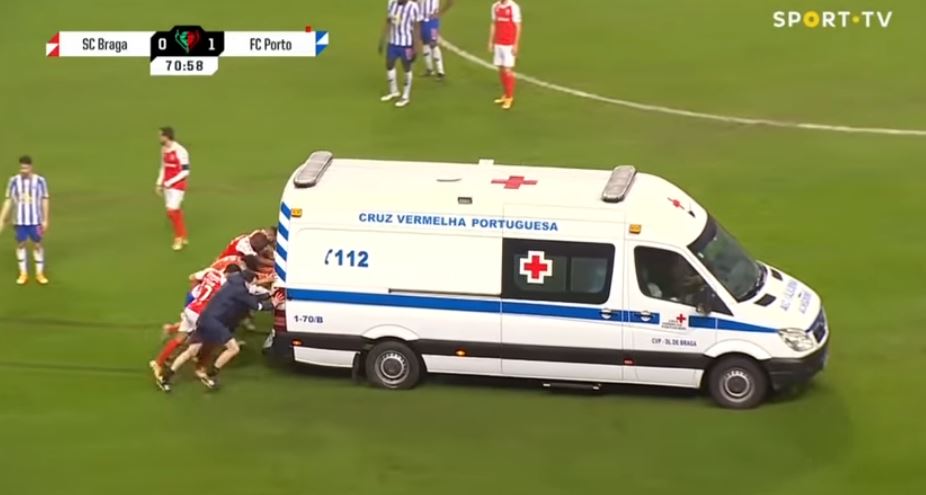 Portugali: Futbollistët e shtyjnë autoambulancën (VIDEO)