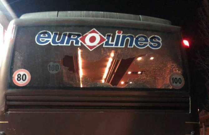 Sulmohet autobusi i Sigal Prishtinës, askush s'pëson lëndime (VIDEO)