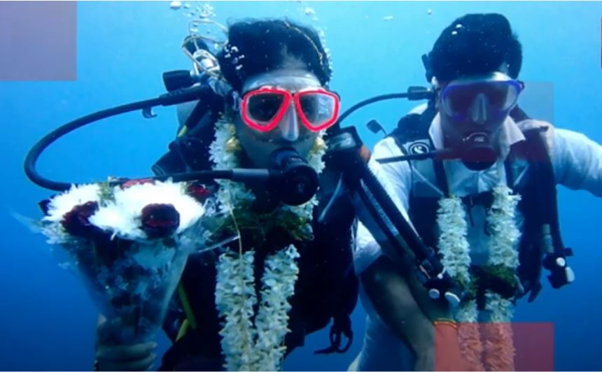 Çifti Indian martohet 60 metra nën ujë (VIDEO)