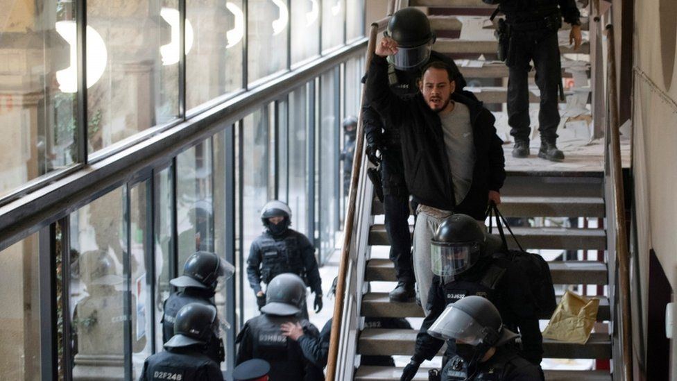 Reperi spanjoll i cili u barrikadua në universitet dërgohet në burg