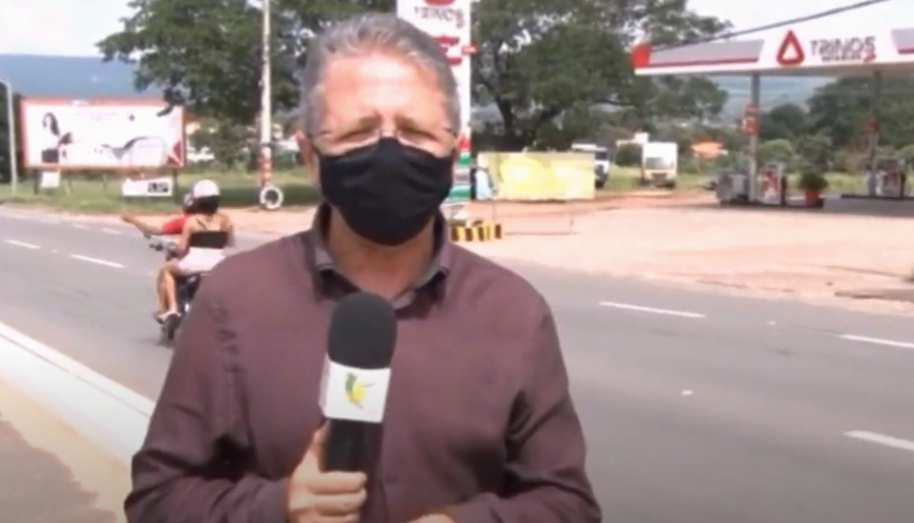 Ndodh aksident i paparë gjatë raportimit live të gazetarit (VIDEO)