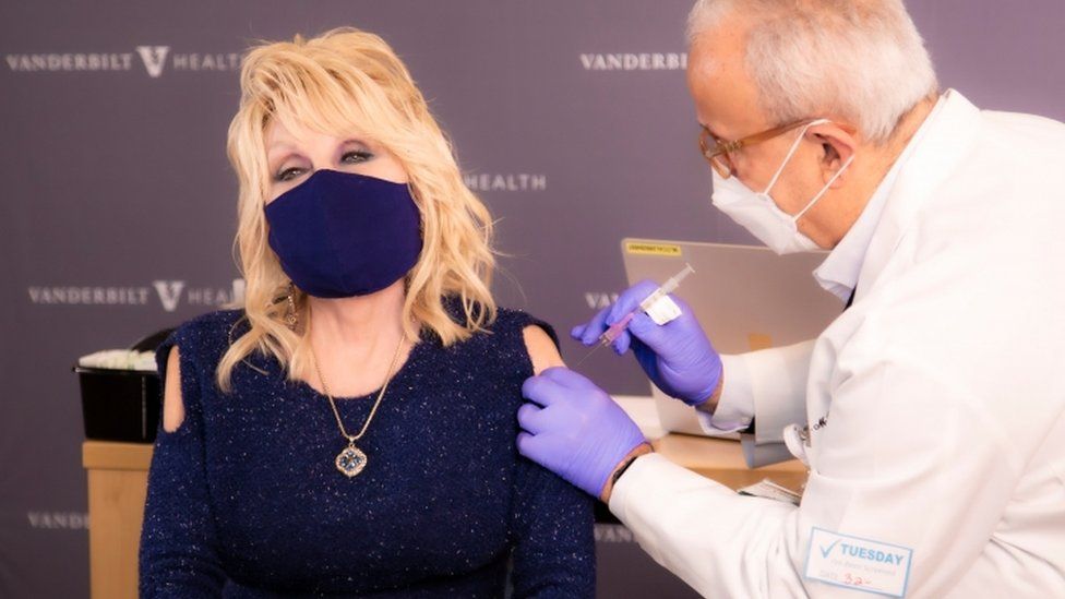 Këngëtarja Dolly Parton vaksinohet duke kënduar "Vaksinë, vaksinë..."