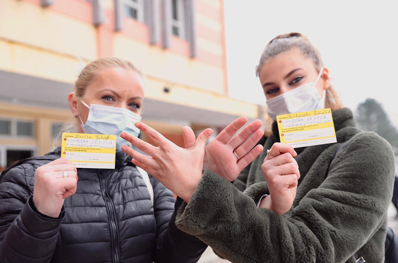 Rama poston fotografi nga vaksinimi i mantelbardhëve kosovarë në Kukës